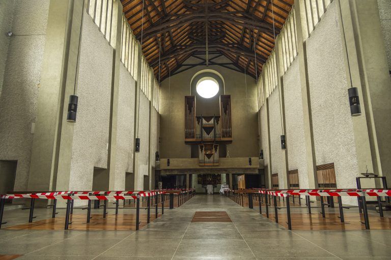 die Sanierungsarbeiten im Kloster Mehrerau schreiten voran. Im Anschluss an die Pressekonferenz folgt ein Rundgang durch den frisch renovierten Osttrakt sowie die zu sanierende Abteikirche Abt Vinzenz Wohlwend Klosterverwalter Michael Gmeinder Martin Epp, Projektverantwortlicher von i+R Industrie- und Gewerbebau