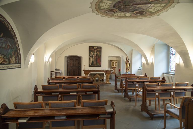 die Sanierungsarbeiten im Kloster Mehrerau schreiten voran. Im Anschluss an die Pressekonferenz folgt ein Rundgang durch den frisch renovierten Osttrakt sowie die zu sanierende Abteikirche Abt Vinzenz Wohlwend Klosterverwalter Michael Gmeinder Martin Epp, Projektverantwortlicher von i+R Industrie- und Gewerbebau