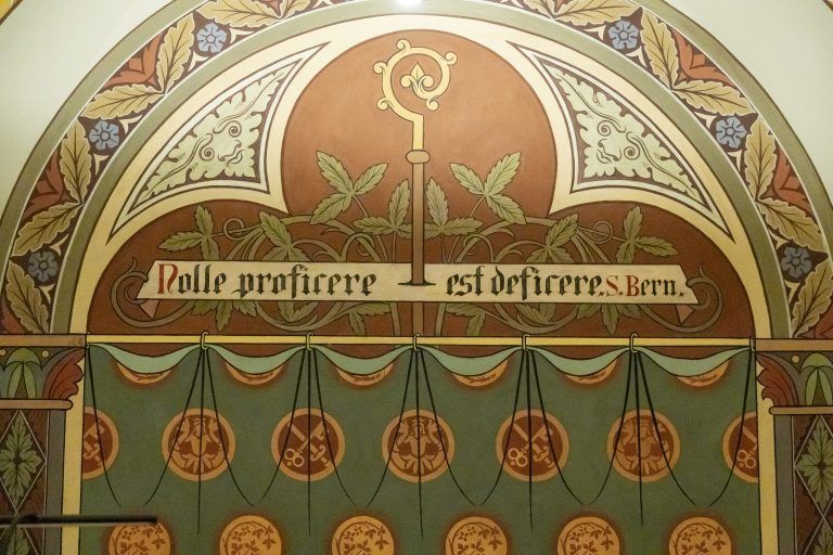 die Sanierungsarbeiten im Kloster Mehrerau schreiten voran. Im Anschluss an die Pressekonferenz folgt ein Rundgang durch den frisch renovierten Osttrakt sowie die zu sanierende Abteikirche Abt Vinzenz Wohlwend Klosterverwalter Michael Gmeinder Martin Epp, Projektverantwortlicher von i+R Industrie- und Gewerbebau