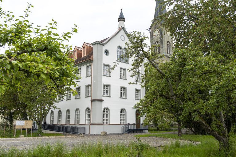 die Sanierungsarbeiten im Kloster Mehrerau schreiten voran. Im Anschluss an die Pressekonferenz folgt ein Rundgang durch den frisch renovierten Osttrakt sowie die zu sanierende Abteikirche Abt Vinzenz Wohlwend Klosterverwalter Michael Gmeinder Martin Epp, Projektverantwortlicher von i+R Industrie- und Gewerbebau