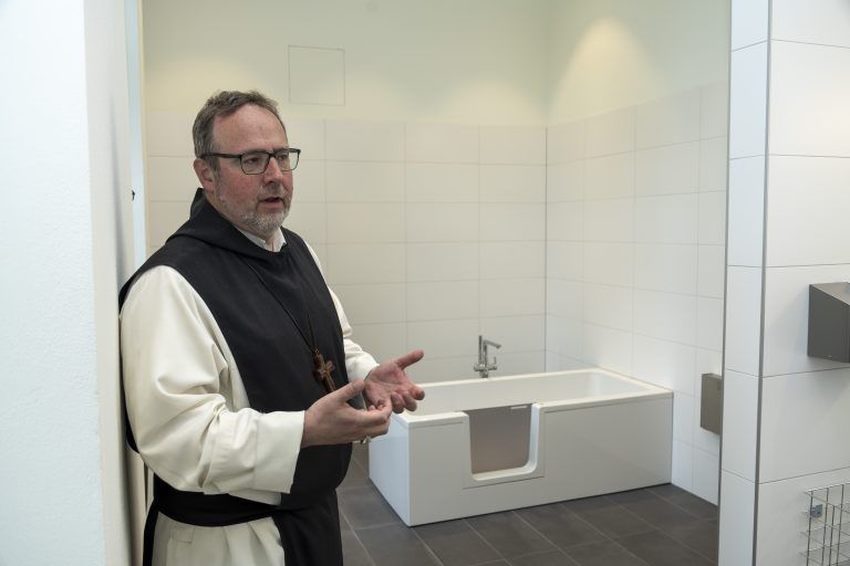 die Sanierungsarbeiten im Kloster Mehrerau schreiten voran. Im Anschluss an die Pressekonferenz folgt ein Rundgang durch den frisch renovierten Osttrakt sowie die zu sanierende Abteikirche Abt Vinzenz Wohlwend Klosterverwalter Michael Gmeinder Martin Epp, Projektverantwortlicher von i+R Industrie- und Gewerbebau