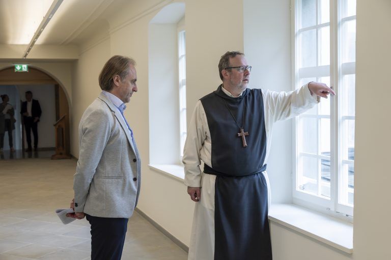 die Sanierungsarbeiten im Kloster Mehrerau schreiten voran. Im Anschluss an die Pressekonferenz folgt ein Rundgang durch den frisch renovierten Osttrakt sowie die zu sanierende Abteikirche Abt Vinzenz Wohlwend Klosterverwalter Michael Gmeinder Martin Epp, Projektverantwortlicher von i+R Industrie- und Gewerbebau