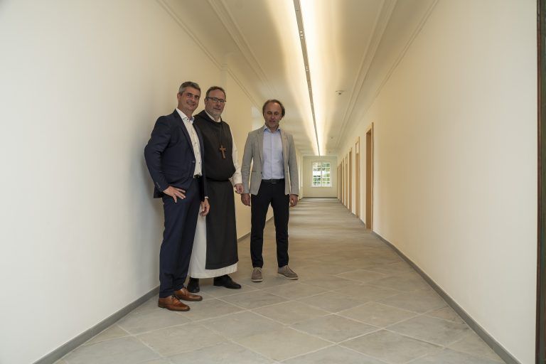 die Sanierungsarbeiten im Kloster Mehrerau schreiten voran. Im Anschluss an die Pressekonferenz folgt ein Rundgang durch den frisch renovierten Osttrakt sowie die zu sanierende Abteikirche Abt Vinzenz Wohlwend Klosterverwalter Michael Gmeinder Martin Epp, Projektverantwortlicher von i+R Industrie- und Gewerbebau