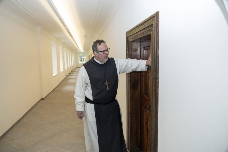die Sanierungsarbeiten im Kloster Mehrerau schreiten voran. Im Anschluss an die Pressekonferenz folgt ein Rundgang durch den frisch renovierten Osttrakt sowie die zu sanierende Abteikirche Abt Vinzenz Wohlwend Klosterverwalter Michael Gmeinder Martin Epp, Projektverantwortlicher von i+R Industrie- und Gewerbebau