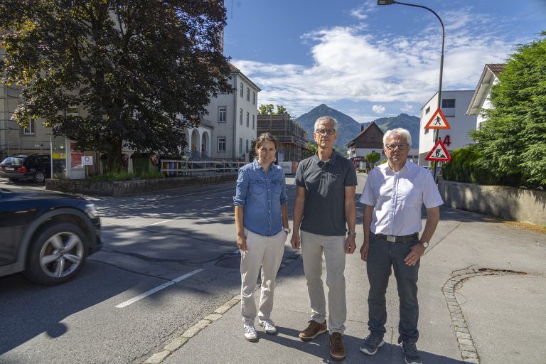 Maßnahmen zur Umgestaltung der L 3 in Dornbirn Haselstauden mit Landesrat Marco Tittler, Vizebürgermeister Julian Fässler (Stadt Dornbirn), Arno Schwärzler (Abteilung Straßenbau, Amt der Vorarlberger Landesregierung) und Harald Geiger (Initiative Haselstauden)