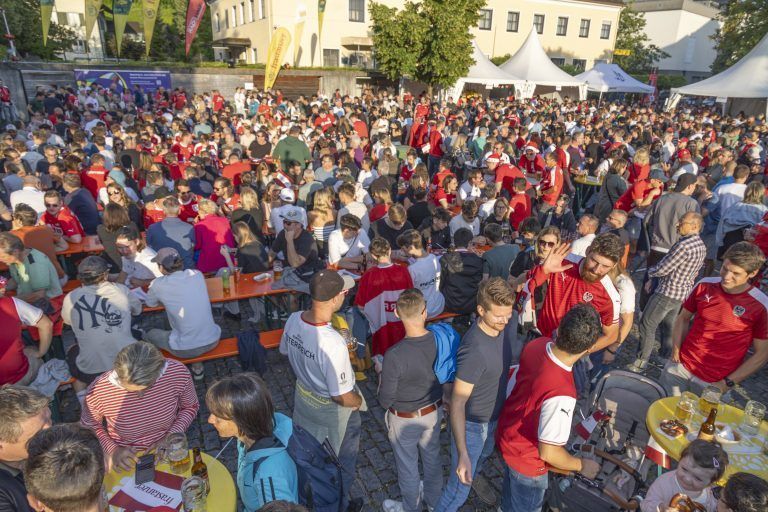 Erstes Österreich Spiel Public Viewing Bilder von der Stimmung, ein paar Menschen