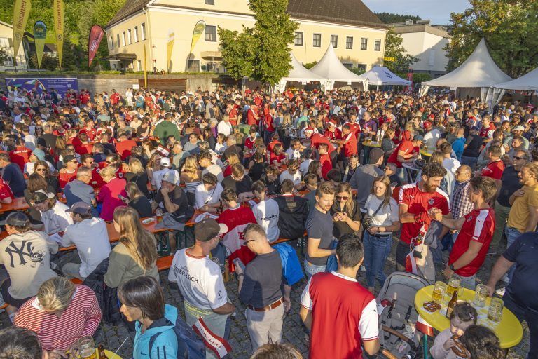 Erstes Österreich Spiel Public Viewing Bilder von der Stimmung, ein paar Menschen