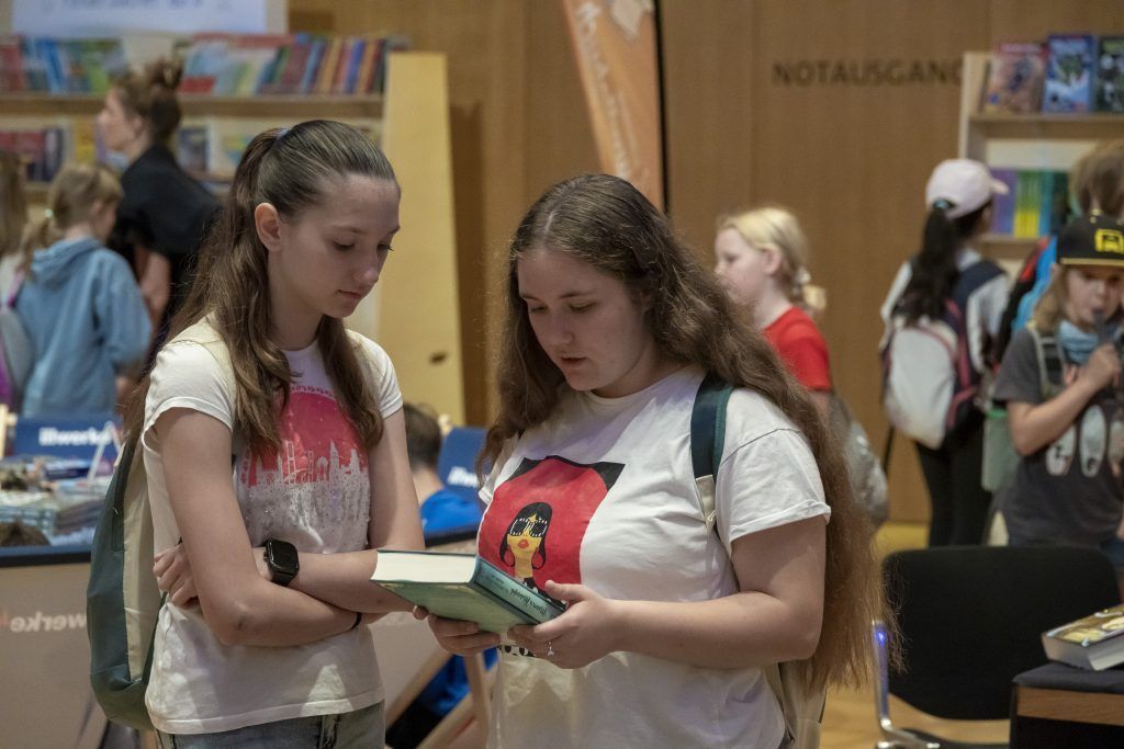 Buch am Bach oder: „Wir sind mitten im Bücherparadies“
