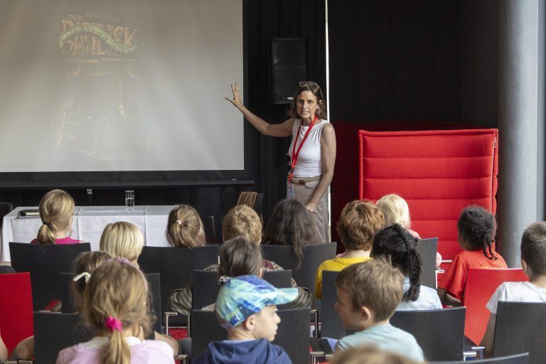 13. VN-Kinder- und Jugendbuchmesse Buch am Bach, Tag 4 Der 4. Tag der 13. VN-Kinder und Jugendbuchmesse Buch am Bach findet in der Bibliothek der Arbeiterkammer in Feldkirch stat