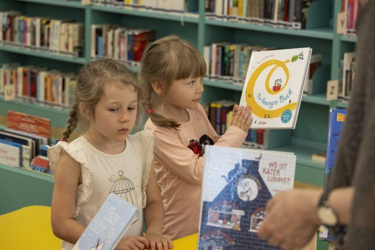 13. VN-Kinder- und Jugendbuchmesse Buch am Bach, Tag 4 Der 4. Tag der 13. VN-Kinder und Jugendbuchmesse Buch am Bach findet in der Bibliothek der Arbeiterkammer in Feldkirch stat