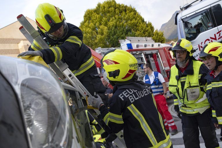 am 24. Juni findet um 19 Uhr eine der größten Feuerwehrrettungseinsatzübungen vom Land Vorarlberg statt – es werden über 400 Mitglieder proben – ganze Straßensperren werden hierfür gemacht. Feuerwehr Rettung Rotes Kreuz !!!!ÜBUNG!!!!! Unfall Brand Evakuierung Rettung