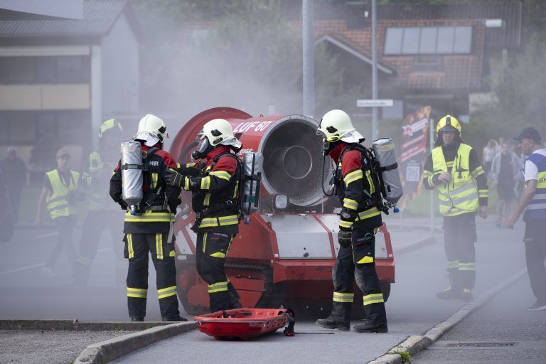 am 24. Juni findet um 19 Uhr eine der größten Feuerwehrrettungseinsatzübungen vom Land Vorarlberg statt – es werden über 400 Mitglieder proben – ganze Straßensperren werden hierfür gemacht. Feuerwehr Rettung Rotes Kreuz !!!!ÜBUNG!!!!! Unfall Brand Evakuierung Rettung