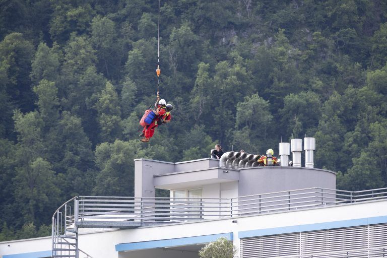 am 24. Juni findet um 19 Uhr eine der größten Feuerwehrrettungseinsatzübungen vom Land Vorarlberg statt – es werden über 400 Mitglieder proben – ganze Straßensperren werden hierfür gemacht. Feuerwehr Rettung Rotes Kreuz !!!!ÜBUNG!!!!! Unfall Brand Evakuierung Rettung