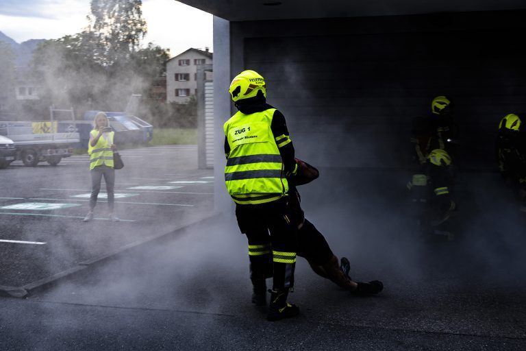 am 24. Juni findet um 19 Uhr eine der größten Feuerwehrrettungseinsatzübungen vom Land Vorarlberg statt – es werden über 400 Mitglieder proben – ganze Straßensperren werden hierfür gemacht. Feuerwehr Rettung Rotes Kreuz !!!!ÜBUNG!!!!! Unfall Brand Evakuierung Rettung