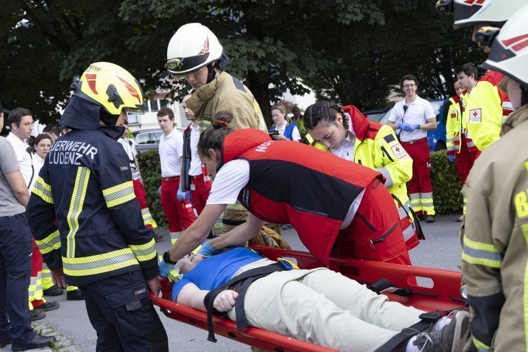 am 24. Juni findet um 19 Uhr eine der größten Feuerwehrrettungseinsatzübungen vom Land Vorarlberg statt – es werden über 400 Mitglieder proben – ganze Straßensperren werden hierfür gemacht. Feuerwehr Rettung Rotes Kreuz !!!!ÜBUNG!!!!! Unfall Brand Evakuierung Rettung