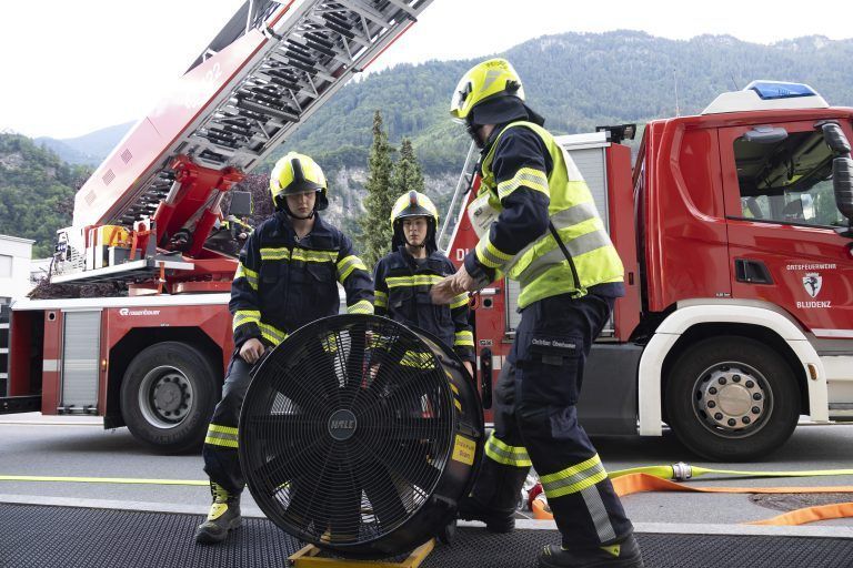 am 24. Juni findet um 19 Uhr eine der größten Feuerwehrrettungseinsatzübungen vom Land Vorarlberg statt – es werden über 400 Mitglieder proben – ganze Straßensperren werden hierfür gemacht. Feuerwehr Rettung Rotes Kreuz !!!!ÜBUNG!!!!! Unfall Brand Evakuierung Rettung