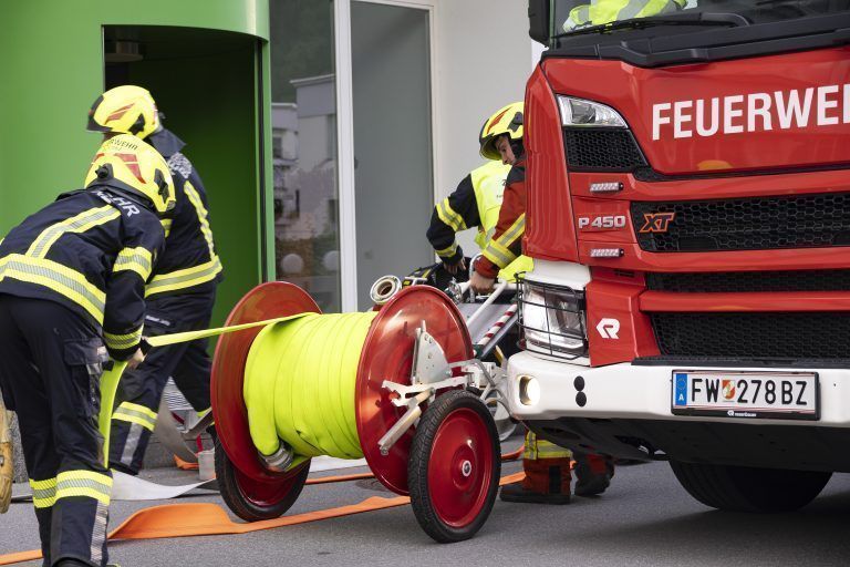am 24. Juni findet um 19 Uhr eine der größten Feuerwehrrettungseinsatzübungen vom Land Vorarlberg statt – es werden über 400 Mitglieder proben – ganze Straßensperren werden hierfür gemacht. Feuerwehr Rettung Rotes Kreuz !!!!ÜBUNG!!!!! Unfall Brand Evakuierung Rettung