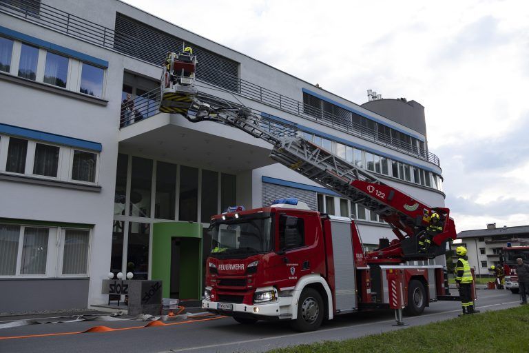 am 24. Juni findet um 19 Uhr eine der größten Feuerwehrrettungseinsatzübungen vom Land Vorarlberg statt – es werden über 400 Mitglieder proben – ganze Straßensperren werden hierfür gemacht. Feuerwehr Rettung Rotes Kreuz !!!!ÜBUNG!!!!! Unfall Brand Evakuierung Rettung