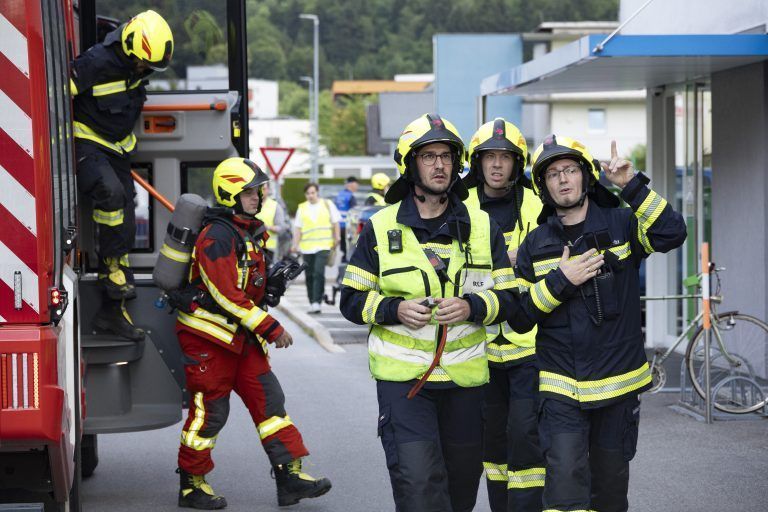 am 24. Juni findet um 19 Uhr eine der größten Feuerwehrrettungseinsatzübungen vom Land Vorarlberg statt – es werden über 400 Mitglieder proben – ganze Straßensperren werden hierfür gemacht. Feuerwehr Rettung Rotes Kreuz !!!!ÜBUNG!!!!! Unfall Brand Evakuierung Rettung