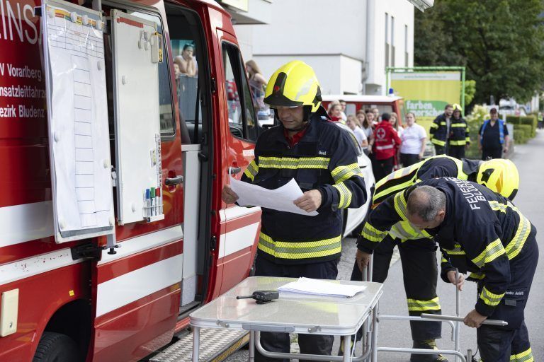 am 24. Juni findet um 19 Uhr eine der größten Feuerwehrrettungseinsatzübungen vom Land Vorarlberg statt – es werden über 400 Mitglieder proben – ganze Straßensperren werden hierfür gemacht. Feuerwehr Rettung Rotes Kreuz !!!!ÜBUNG!!!!! Unfall Brand Evakuierung Rettung