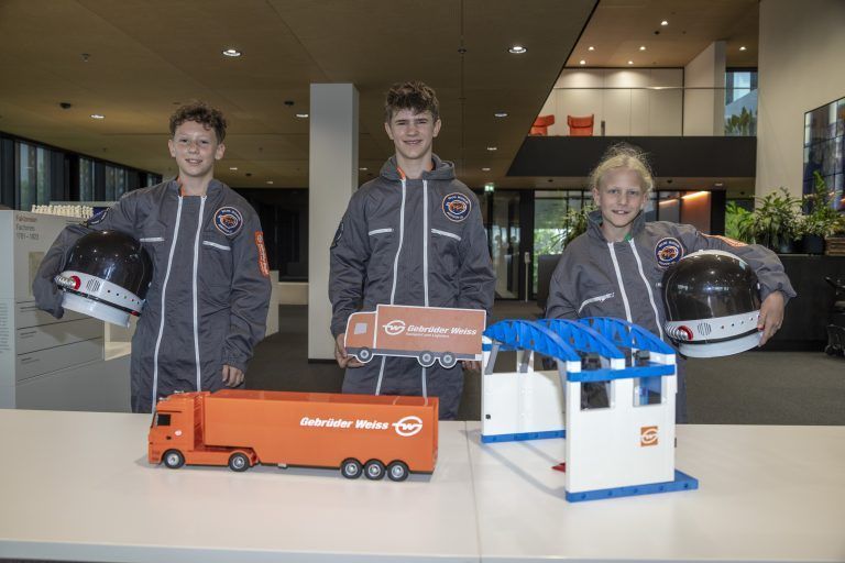 Gebrüder Weiss – “Ich geh mit” Kinder können Astronautenanzug anziehen –