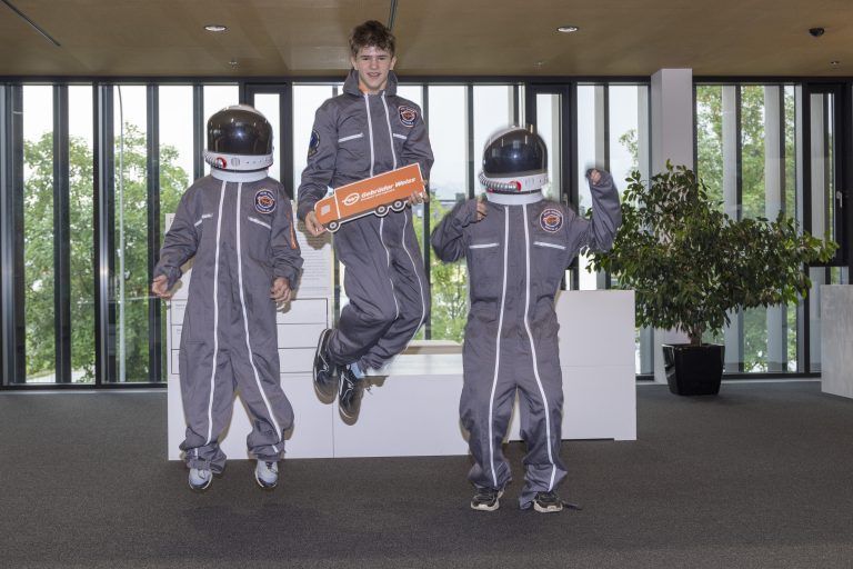 Gebrüder Weiss – “Ich geh mit” Kinder können Astronautenanzug anziehen –