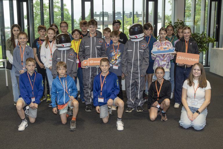 Gebrüder Weiss – “Ich geh mit” Kinder können Astronautenanzug anziehen –