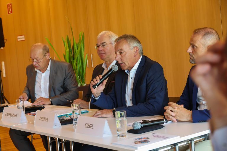 Präsentation der von SeneCura in Auftrag gegebenen Gutachten zum Vorwurf der Vernachlässigung eines Heimbewohners. Pk der Senecura zum Todesfall im Heim, mit • Univ.-Prof. Dr. Hans Jürgen Heppner, Friedrich-Alexander-Universität Erlangen-Nürnberg, Lehrstuhlinhaber Geriatrie (online zugeschaltet) • Univ.-Prof. Dr. Jürgen Osterbrink, Paracelsus Medizinische Privatuniversität Salzburg, Universitätsinstitut für Pflegewissenschaft und -praxis • Anton Kellner, Geschäftsführer SeneCura Gruppe • […]