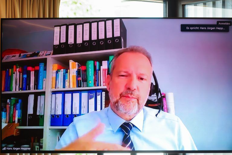 Präsentation der von SeneCura in Auftrag gegebenen Gutachten zum Vorwurf der Vernachlässigung eines Heimbewohners. Pk der Senecura zum Todesfall im Heim, mit • Univ.-Prof. Dr. Hans Jürgen Heppner, Friedrich-Alexander-Universität Erlangen-Nürnberg, Lehrstuhlinhaber Geriatrie (online zugeschaltet) • Univ.-Prof. Dr. Jürgen Osterbrink, Paracelsus Medizinische Privatuniversität Salzburg, Universitätsinstitut für Pflegewissenschaft und -praxis • Anton Kellner, Geschäftsführer SeneCura Gruppe • […]