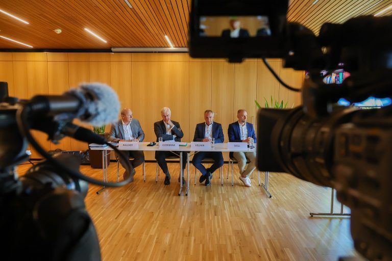 Präsentation der von SeneCura in Auftrag gegebenen Gutachten zum Vorwurf der Vernachlässigung eines Heimbewohners. Pk der Senecura zum Todesfall im Heim, mit • Univ.-Prof. Dr. Hans Jürgen Heppner, Friedrich-Alexander-Universität Erlangen-Nürnberg, Lehrstuhlinhaber Geriatrie (online zugeschaltet) • Univ.-Prof. Dr. Jürgen Osterbrink, Paracelsus Medizinische Privatuniversität Salzburg, Universitätsinstitut für Pflegewissenschaft und -praxis • Anton Kellner, Geschäftsführer SeneCura Gruppe • […]