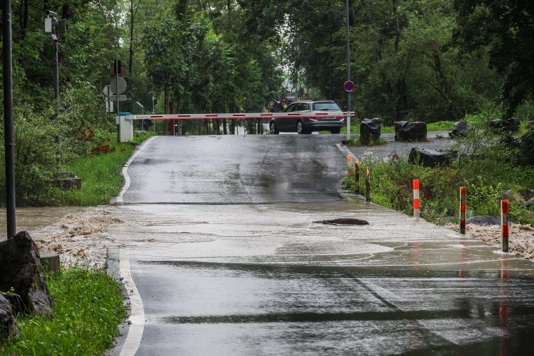 hochwasser dornbirn sperre furt, gegen 13:00 uhrhochwasser dornbirn sperre furt, gegen 13:00 uhr