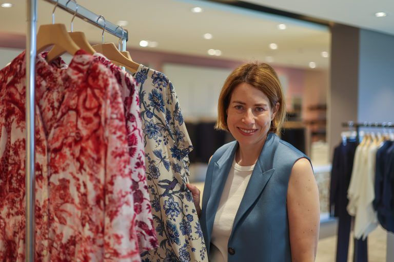 Modetrends für die Festspiele, Stefanie Walser im Modehaus Walser für eine Modestrecke zu den Festspielen