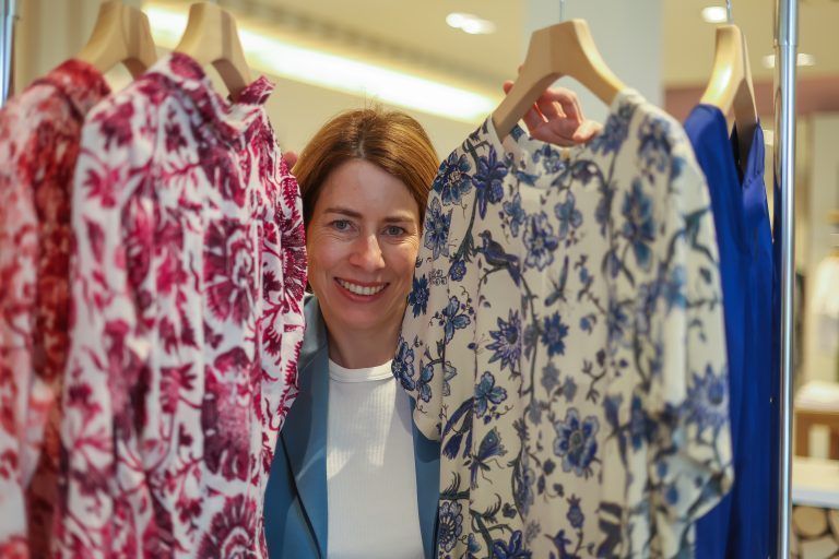 Modetrends für die Festspiele, Stefanie Walser im Modehaus Walser für eine Modestrecke zu den Festspielen