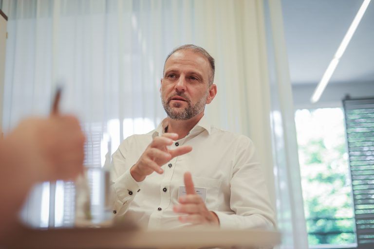 SeneCura Hard, Pflegeheim “In der Wirke”, Gespräch mit Regionalleiter Daniel Siegl und einer Mitarbeiterin zur Pflegethematik.