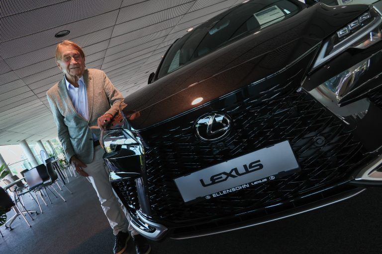 Portraits Manfred und Edgar Ellensoh, Foto vor geplantem neuen Autohaus Schwefel 54 b, Toyota Ellensohn Dornbirn
