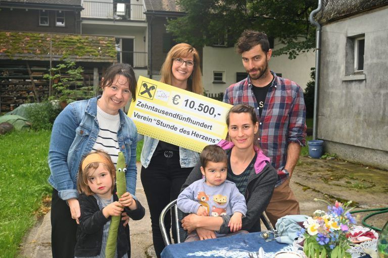 Sabine Jordan, Simone Amann und Joe Fritsche haben eine Spendensumme von 10.500 Euro an ein schwerkrankes Kind in Rankweil übergeben. - © privat