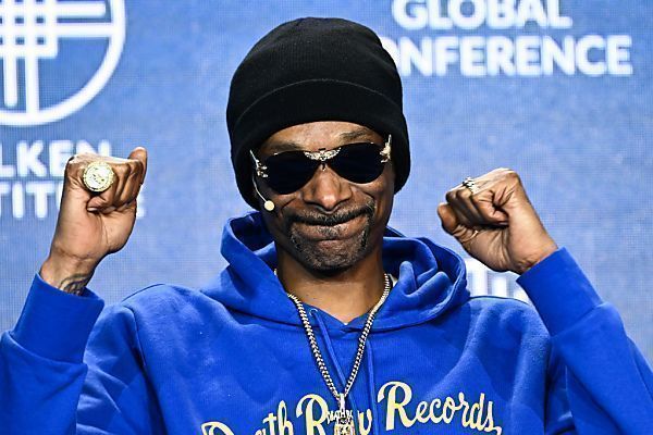 Snoop Dogg trägt die olympische Fackel