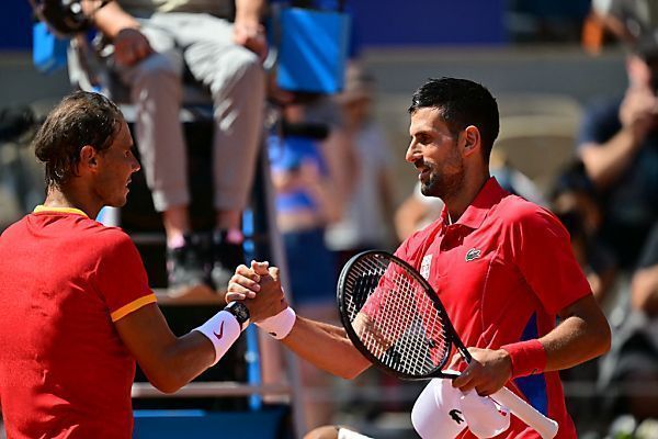 Djokovic schlägt lange chancenlosen Nadal im Tennisklassiker