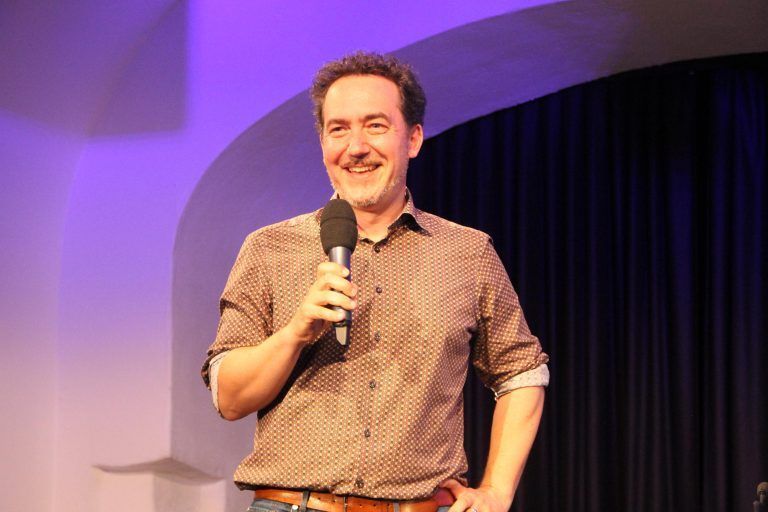 Klassenvorstand David Böckle stellte das außergewöhnliche Projekt mit den Schülern vor. - Berufswünsche und Lebensentwürfe auf der Theaterbühne - Theater am Saumarkt, Mittelschule Frastanz, Double Check