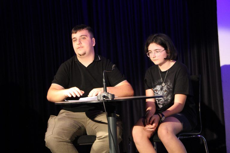 Leart Equeremi und Giuliana Gantner trugen zwei spannende Geschichten vor. - Berufswünsche und Lebensentwürfe auf der Theaterbühne - Theater am Saumarkt, Mittelschule Frastanz, Double Check