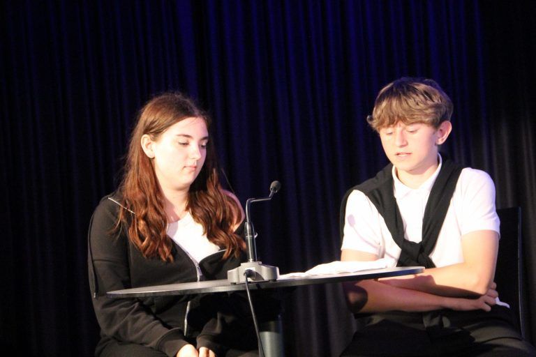 Lina Scherrer und Armin Mustafic trugen eine dramatische Geschichte vor. - Berufswünsche und Lebensentwürfe auf der Theaterbühne - Theater am Saumarkt, Mittelschule Frastanz, Double Check
