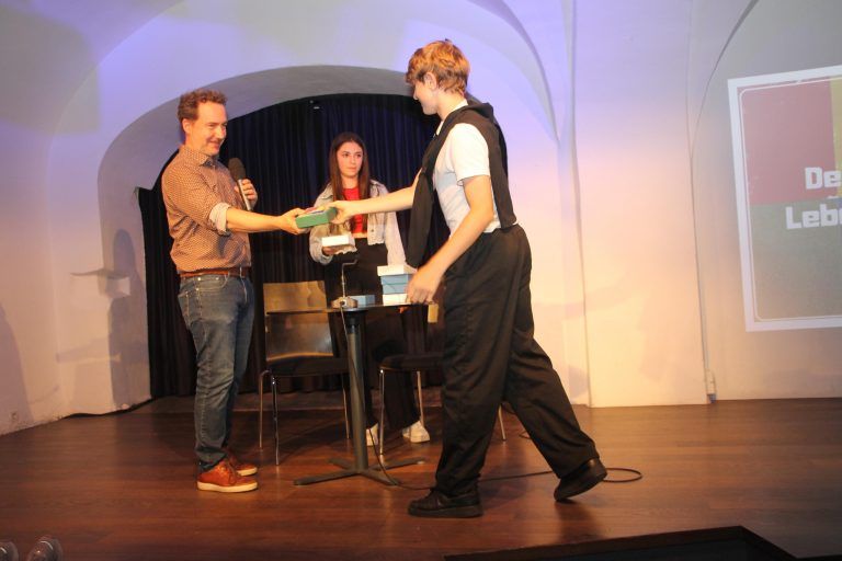 Im Anschluss an die Theaterlesung bekam jeder Schüler ein Kartenspiel überreicht. - Berufswünsche und Lebensentwürfe auf der Theaterbühne - Theater am Saumarkt, Mittelschule Frastanz, Double Check
