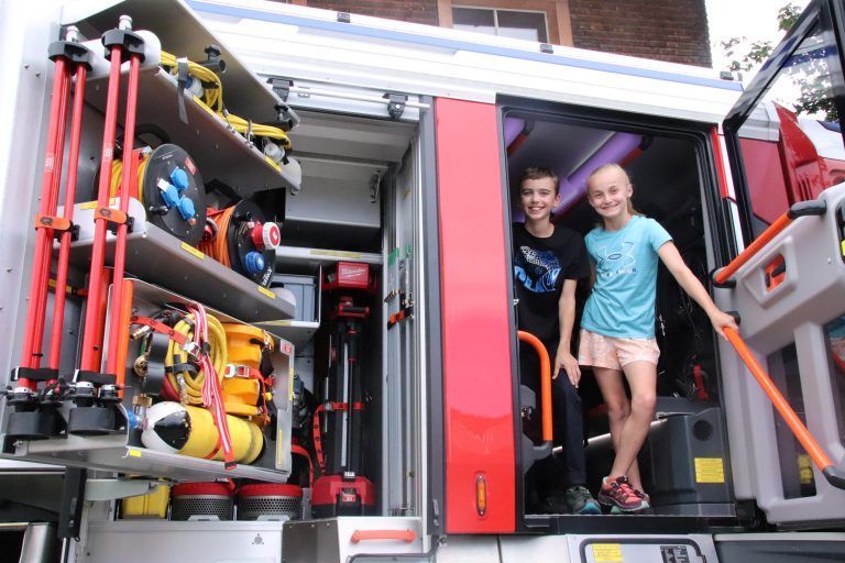 Leo und Anna im neuen Tanklöschfahrzeug. - Infotag Feuerwehr Bildstein