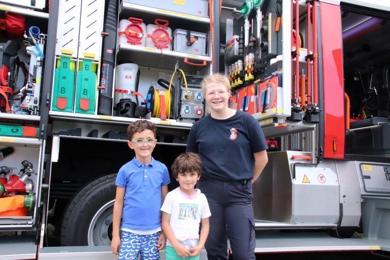 Fabienne mit Romeo und Alexis. - Infotag Feuerwehr Bildstein