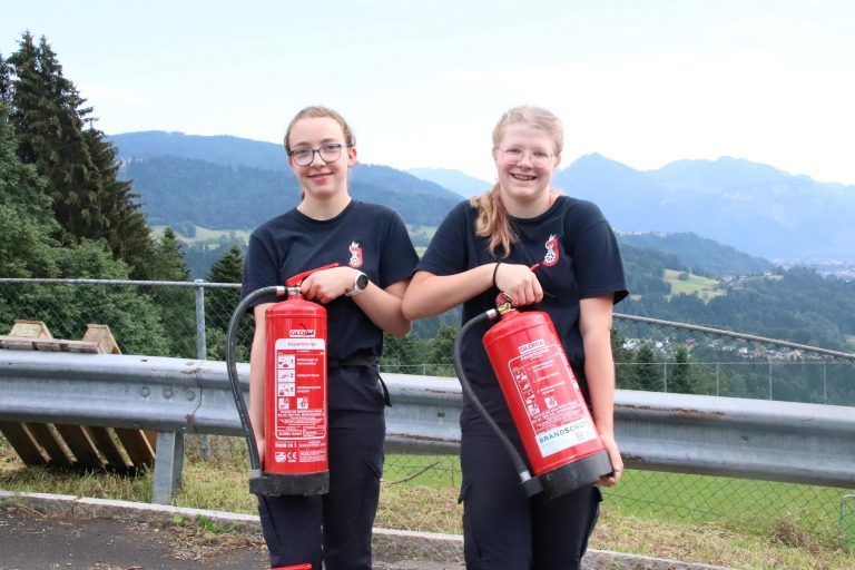 Theresa und Fabienne. - Infotag Feuerwehr Bildstein