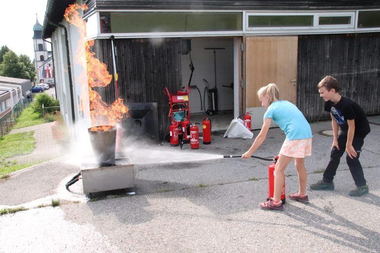 Anna probierte das Löschen eines Feuers an Ort und Stelle aus. - Infotag Feuerwehr Bildstein