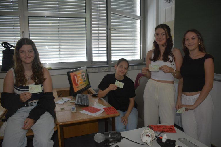 Ana Copic, Nika Ofenbeck, Sara Causevic, Emilia Postai sammelten Stempel - SDG-Projekte des BG Feldkirch-Rebberggasse