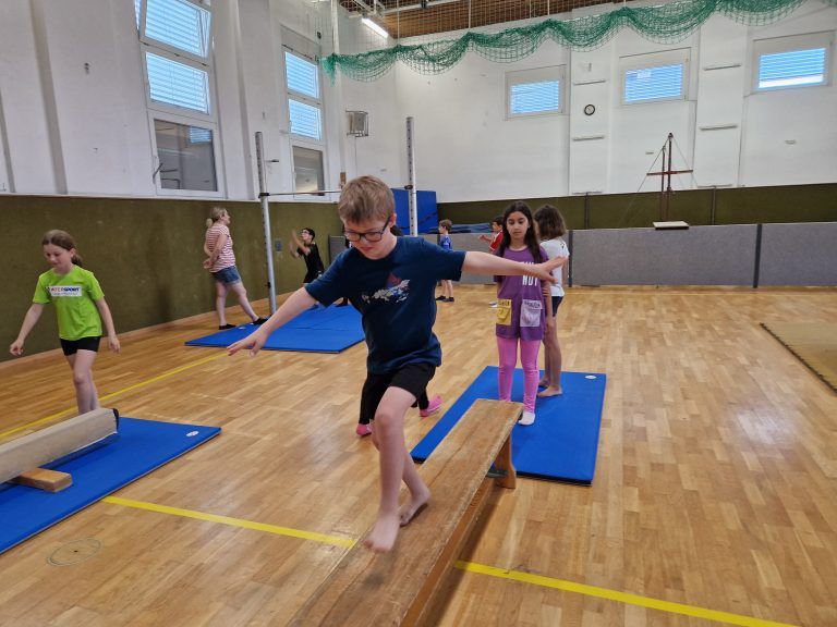 Sport und Gesundheit im Mittelpunkt - Für eine ganze Woche stand in einigen Klassen der Volksschule Kirchdorf in Lustenau unter dem Projekttitel „Fit 4 fun“ alles rund um das Thema Sport und Gesundheit im Mittelpunkt.