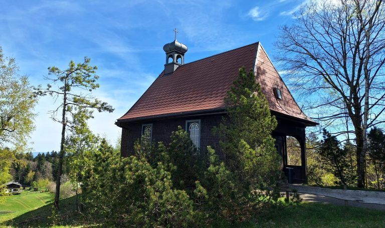 Die weitum bekannte, stattliche Theresien-Kapelle am Pfänder auf 1.036 Metern Seehöhe als sichtbares äußeres Zeichen eines Gelöbnisses von Zimmermann Anton Reichart im Jahr 1929. - Einladung zum 95-Jahr-Jubiläum der Theresien-Kapelle am Pfänder mit feierlicher Messe und der traditionellen Agape - Einladung zum 95-Jahr-Jubiläum der Theresien-Kapelle am Pfänder mit feierlicher Messe und der traditionellen Agape