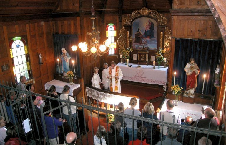 Seit Bestehen der Kapellen wurden tausende heilige Messen gefeiert, die Kapelle ist immer offen und lädt die Ausflugsgäste und Bergwanderer zum kurzen Gebet. - Einladung zum 95-Jahr-Jubiläum der Theresien-Kapelle am Pfänder mit feierlicher Messe und der traditionellen Agape - Einladung zum 95-Jahr-Jubiläum der Theresien-Kapelle am Pfänder mit feierlicher Messe und der traditionellen Agape